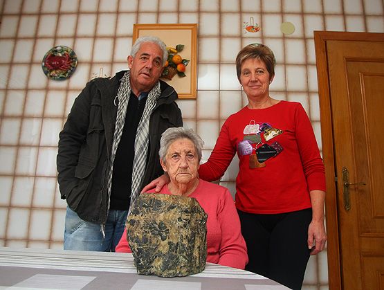 Milagros García, mujer del guardián del poblado del wólfram en la Peña do Seo, Jovino García, junto a sus hijos Luis García, primer niño nacido en el poblado, y Rosa María García, última niña, junto a una piedra de este mineral(César Sánchez/ICAL)