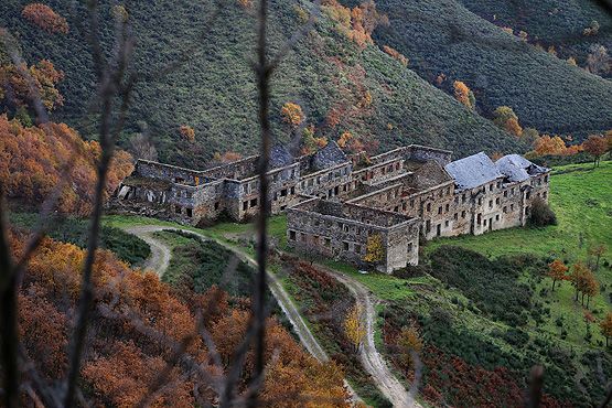 Poblado de la mina de wólfram en la Peña do Seo en El Bierzo (Eduardo Margareto/ICAL)