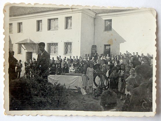 Celebración festiva en el poblado del wólfram cercano a la mina de de la Peña do Seo (César Sánchez/ICAL)