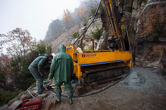 Unos trabajadores hacen prospecciones en la boca de la mina de wólfram en la Peña do Seo en el Bierzo