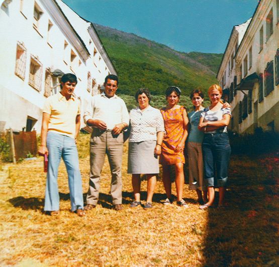ovino García (2I), guardián de la mina de wólfram en la Peña do Seo, junto a su esposa Milagros García (3I), su hijo Luis García (I), y unos amigos en una antigua fotografía en el poblado