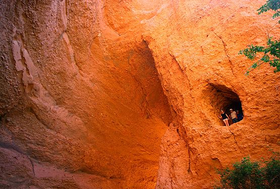Imagen de varios turistas en una gruta en La Cuevona (ICAL)