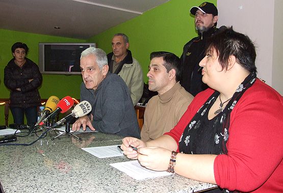 Fernando Díaz (segundo por la derecha, abajo) mientras otro integrante de Se Puede Ponferrada, toma la palabra