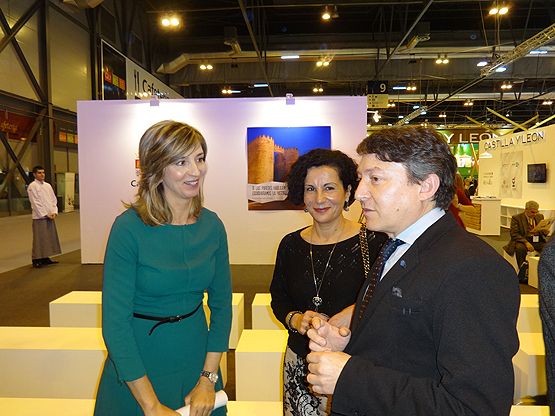 El alcalde, Samuel Folgueral, charla con la consejera de Turismo, Alicia García, y con la edil de Turismo, Montserrat Santín