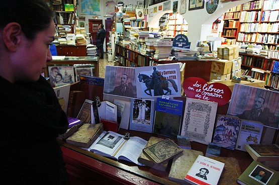 Expositor sobre el escritor berciano Enrique Gil y Carrasco en la librería Cajón Desastre de Ponferrada 
