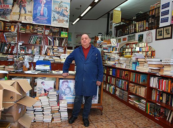 El propietario de la librería Cajón Desastre de Ponferrada, Adolfo Suárez, en el almacén de su librería dónde guarda miles de libros 