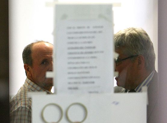  El empresario Faustino Pérez (I), junto a uno de sus abogados, después de comparecer ante el juez en los juzgados de Ponferrada(César Sánchez/ICAL)