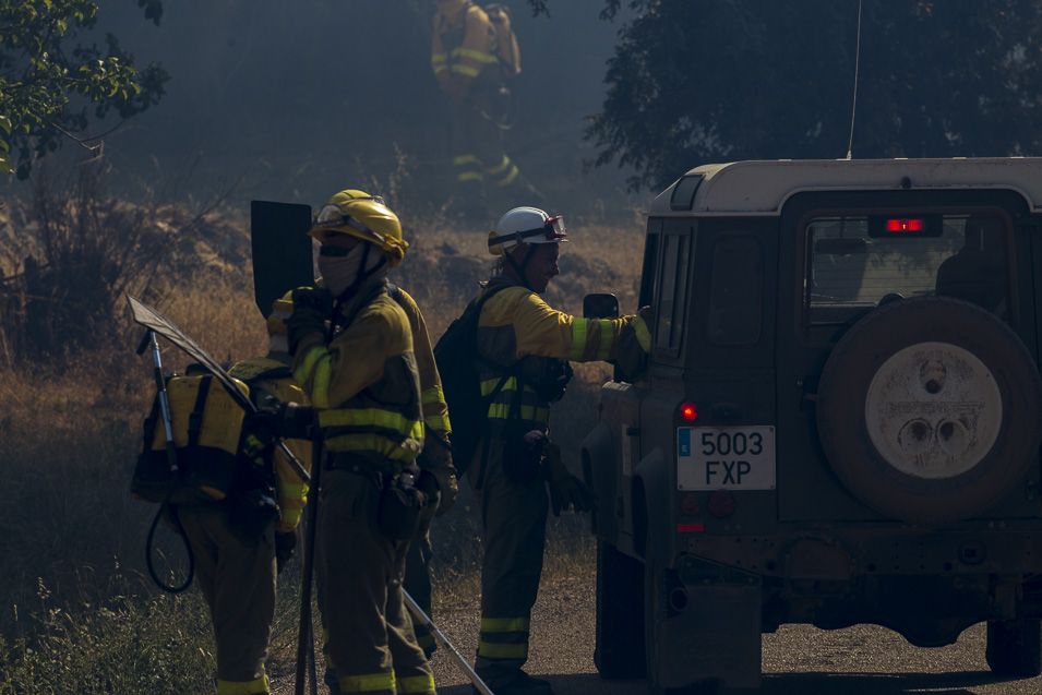 Foto archivo. Bomberos forestales en un incendio 
