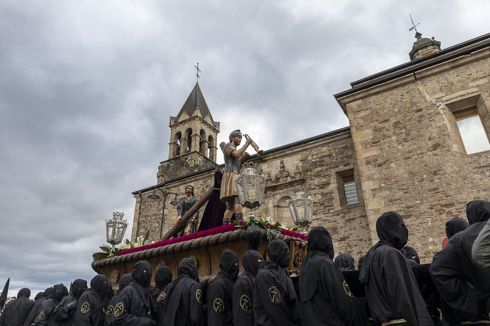 El Álbum de fotos de la procesión del Encuentro y la carrera de San Juanín en Ponferrada – INFO BIERZO