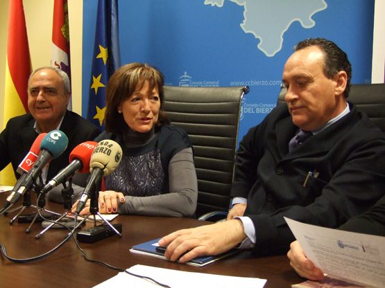 La alcaldesa de Villafranca, Conchi López, muestra su alegría por la colaboración de los ayuntamientos implicados