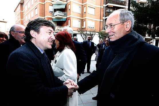 El alcalde de Ponferrada acudió al acto. En la imagen saluda al obispo de Astorga, Camilo Lorenzo