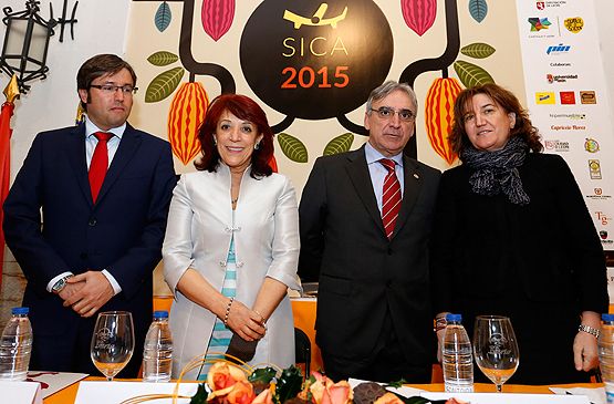 La viceconsejera de Desarrollo Rural de la Junta, María Jesús Pascual, el presidente de la Cámara de Comercio de Astorga, Juan Carlos Fernández, la alcaldesa de Astorga, Victorina Alonso y el presidente de la Diputación, Emilio Orejas, inauguran la tercera edición del Salón Internacional del Chocolate de Astorga (SICA)