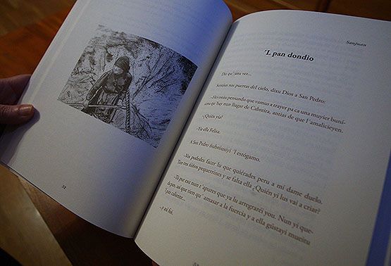 Ejemplar del libro 'Diz Qu' Una Vez... Relatos en Cabreirés', realizado por la escritora Teodora Barrio y la Asociación Cultural Peña L'aila de Marrubio 