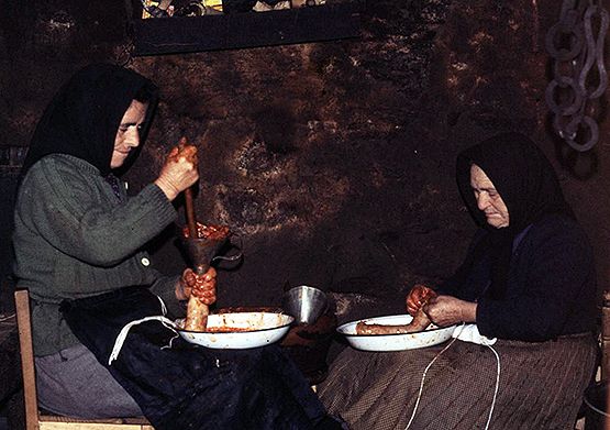 Dos mujeres de la comarca de La Cabrera, realizan el entripado de la matanza