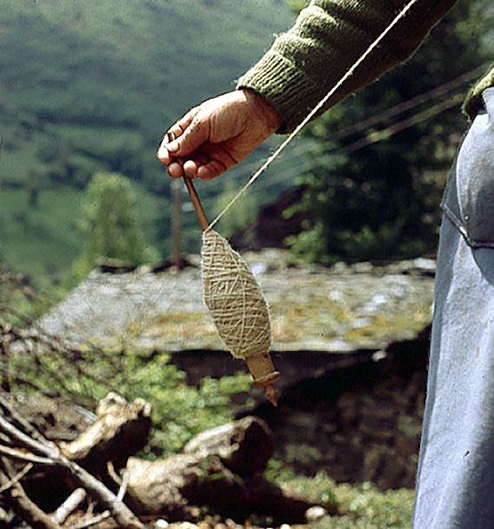 Hilando lana en la comarca de La Cabrera 