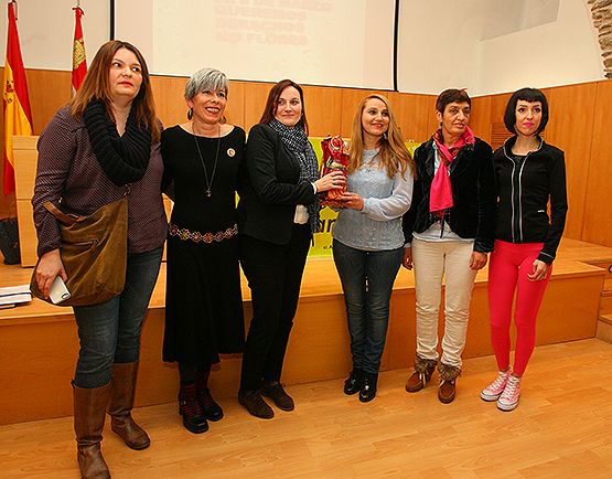 La investigadora Carmen Sánchez-Valle (3I), recibe el premio de la 'Mujer 2015' de la Asociación de Mujeres Progresistas Bercianas (César Sánchez)