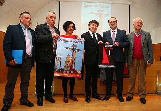 Las hermandades y autoridades municipales con el cartel y programa (César Sánchez)