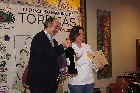 Representante de La Taberna del Sil recogiendo el premio
