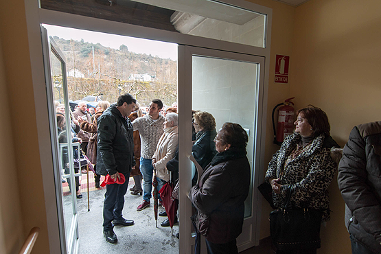 El alcalde de Torre saluda a sus vecinos a la puerta del Centro de Día (H.K)