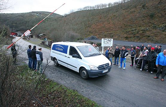 Salida del cuerpo del minero fallecido (César Sánchez)
