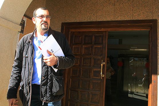 Fernando López Rellán saliendo del Ayuntamiento tras la dimisión