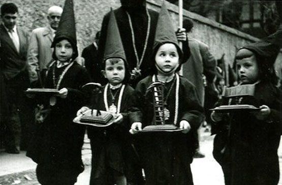 Niños cofrades en la calle Augusto González Menes (años 60)
