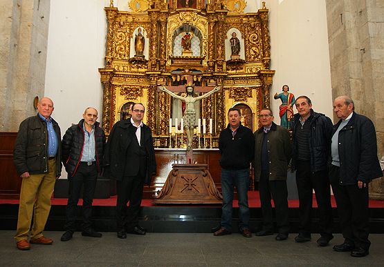De I a D: Juan Fra de la familia de 'los Fra', Antonio López de la familia de 'Los Faluchos', el Mayordomo de la Hermandad de Jesús Nazareno de Ponferrada, Marco Antonio Morala, Fernando González de la familia de 'Los Boleros', Pepe Cubelos de la familia de 'Los Cubelos', Vicente Parra de la familia de 'Los Parra', y Fernando Fra de la familia de 'Los Fra'