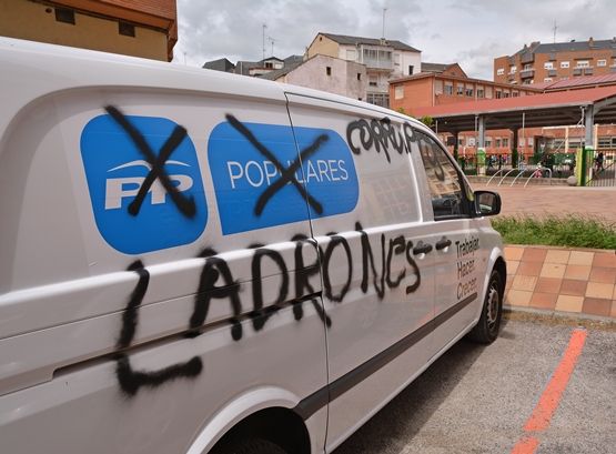 Así ha amanecido la furgoneta del PP / Víctor Alón