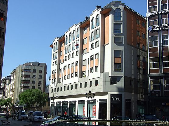 Telestant tiene sus instalaciones en el edificio de la plaza Julio Lazúrtegui, en la entreplanta sobre el comercio Sfera
