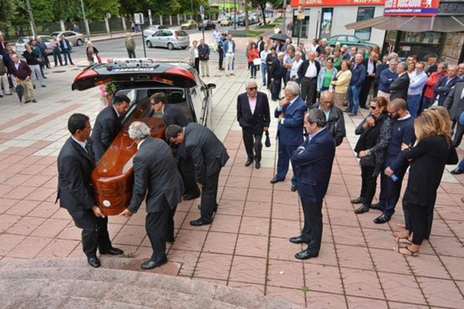 atauz y familiaderecha