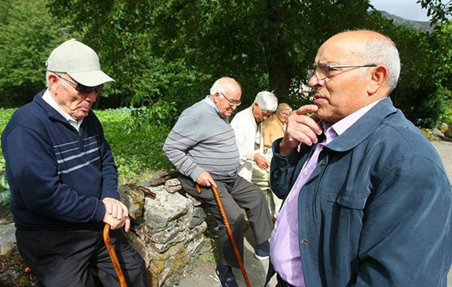 Manuel Alonso (I) y Carlos López (D), dos de los vecinos de la localidad 