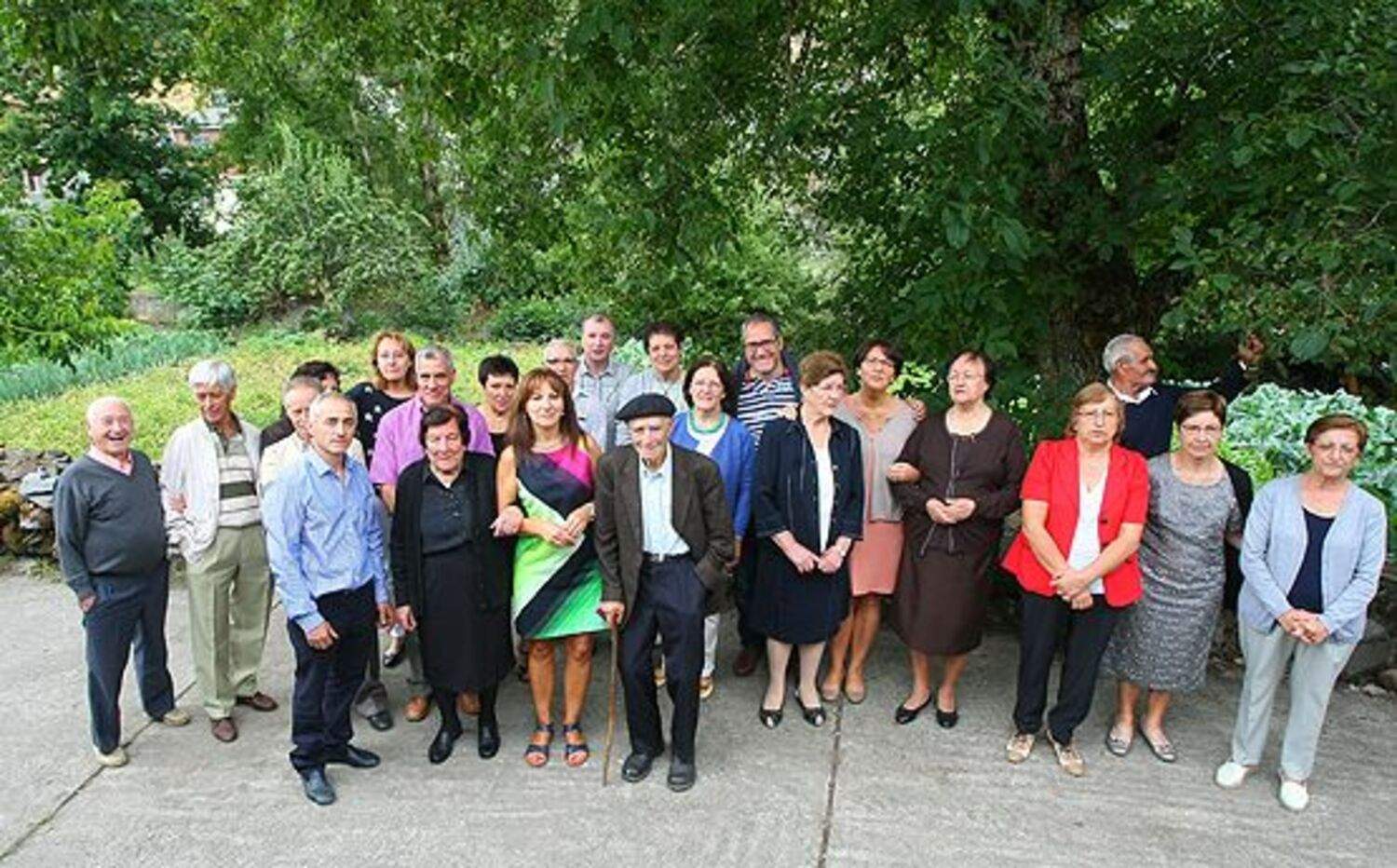  Vecinos de la localidad de Suertes, en el municipio de Candín, muchos de los cuáles sufrieron el incendio que arrasó el pueblo hace 50 años / Fotos César Sánchez