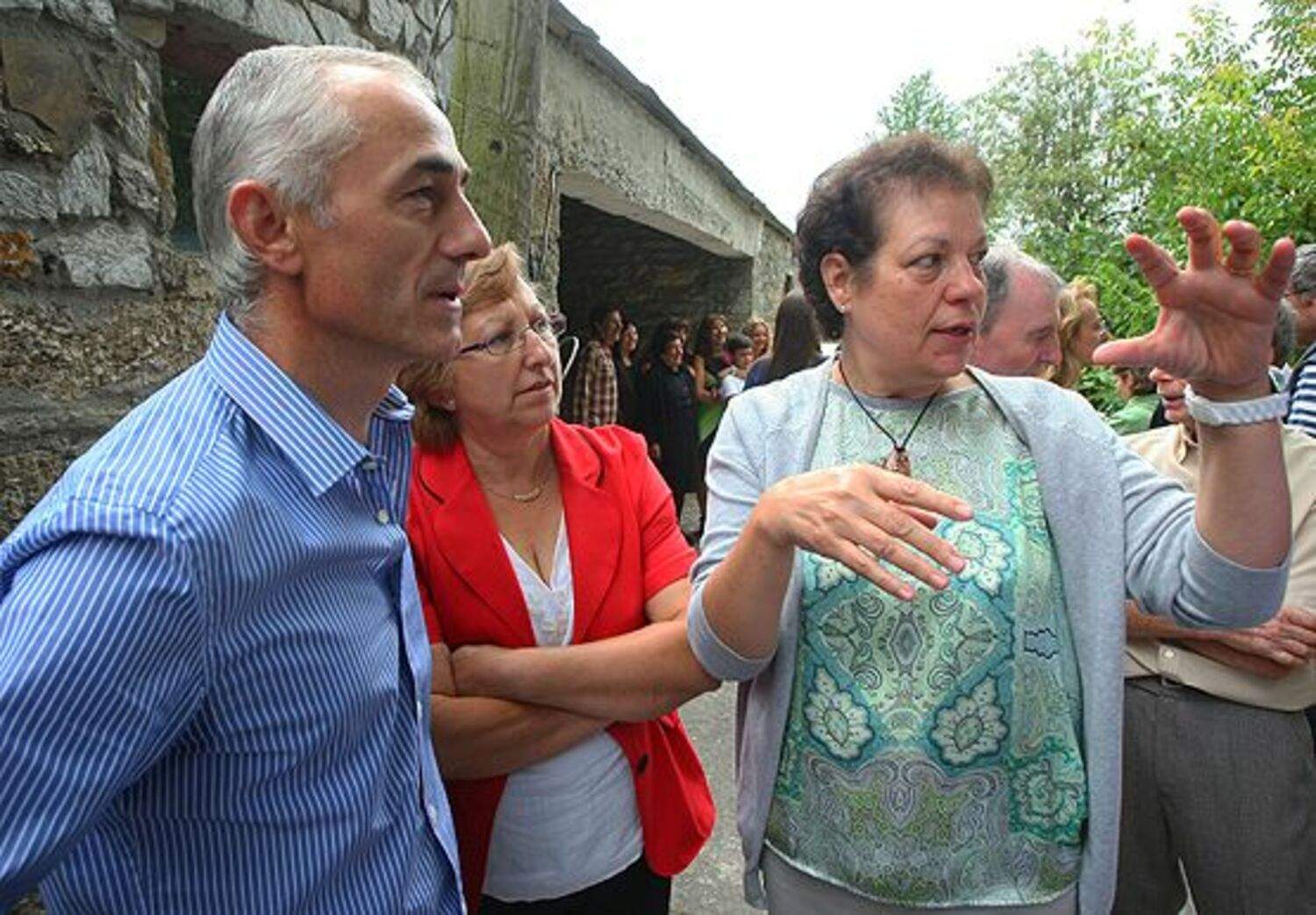 El pedaneo de la localidad de Suertes en el municipio de Candín, Miguel Ángel Viñambres (I), junto a dos vecinas de la localidad, comentan el incendio que arrasó el pueblo y del que se cumplen 50 años
