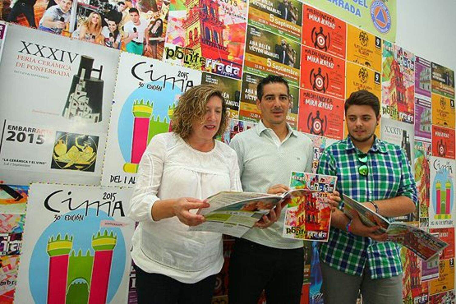 La presidenta del Patronato de Fiestas, María Antonia Gancedo, junto al concejal de Deportes, Roberto Mendo (C), y el monitor de la Ciudad Mágica, CIMA, Gonzalo Trincado (D), durante la presentación del programa y revista oficial de las Fiestas de La Encina 2015