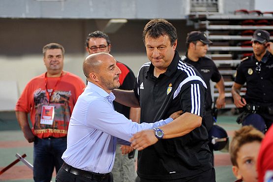 Manolo Díaz con Ferrer, técnico del Mallorca, unos minutos antes del inicio
