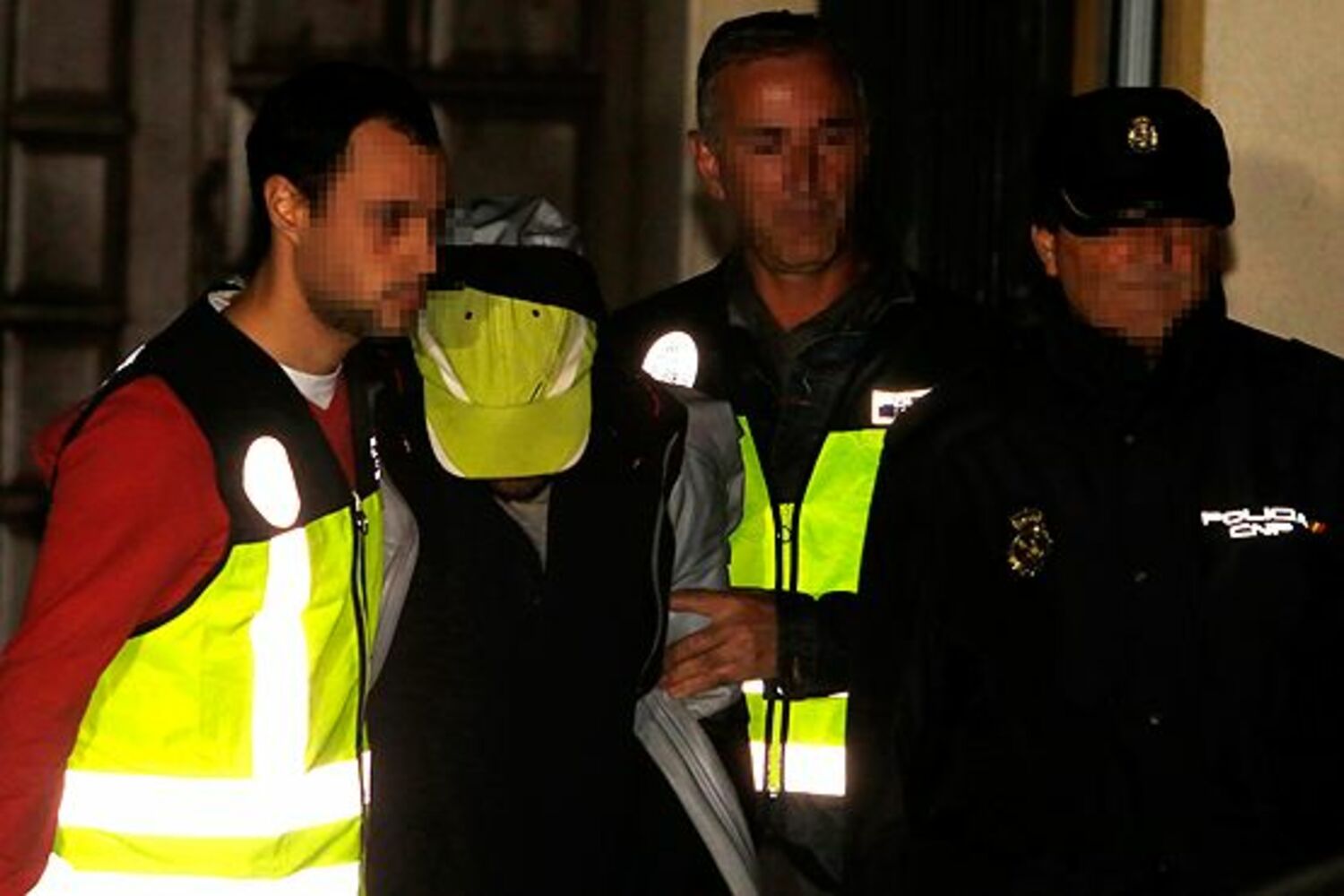 El autor confeso del crimen sale de los juzgados por la noche (ICAL)