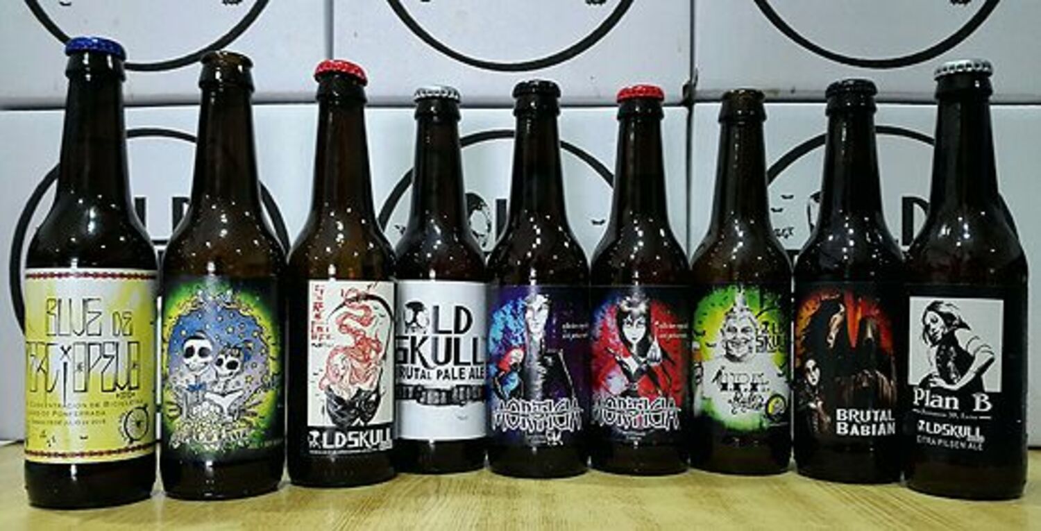 Ediciones especiales de la cervecera 'Old Skull' (I a D): 'Buje de terciopelo'; edición especial para una boda; 'Sorachi Ace Pilsen Ale'; 'Old Skull Brutal Pale Ale especial Come Clean II'; Edición especial 'XXI Aniversario Morticia'; 'XXV Aniversario cerveceria Scotland Yard', en La Virgen del Camino (León); 'Brutal Babian Ira', edición para la III Feria de la cerveza artesana de Castilla y Leon; y edición aniversario 'Plan B'