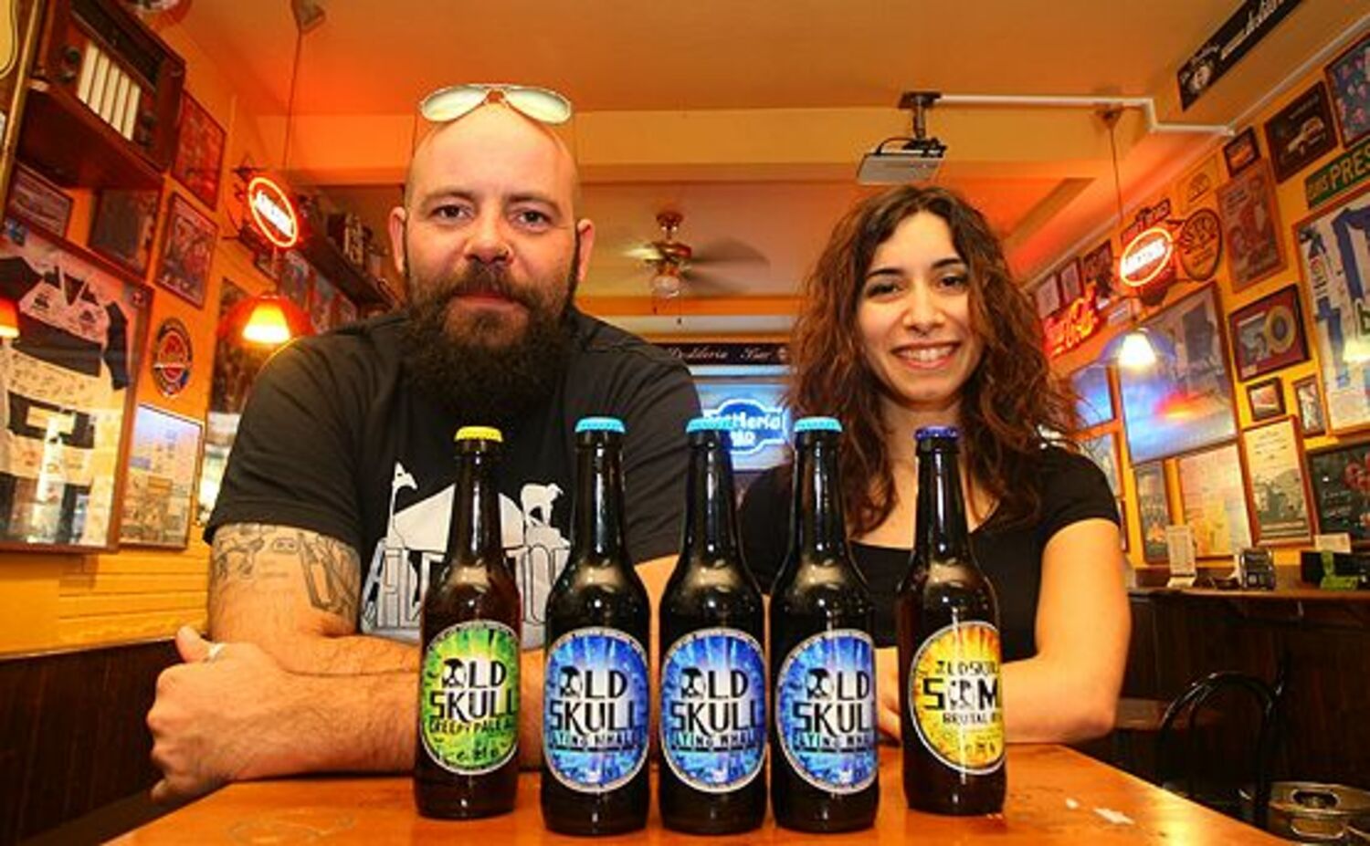 Los creadores de la cerveza artesana 'Old Skull', Roberto Prieto y Pamela Coelho, junto a su nueva creación de cerveza negra / Fotos César Sánchez