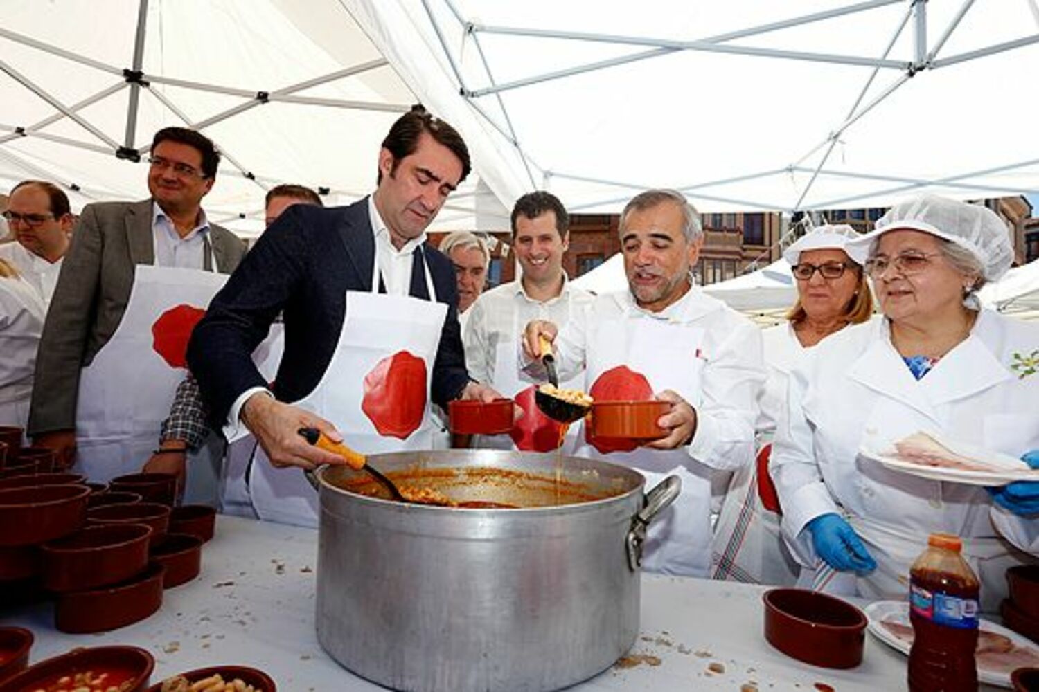 El consejero de Fomento de la Junta, Juan Carlos Suárez-Quiñones; el portavoz socialista en el Senado, Óscar López y el secretario general del PSOE en Castilla y León, Luis Tudanca, asisten a la celebración de la Alubiada en La Bañeza