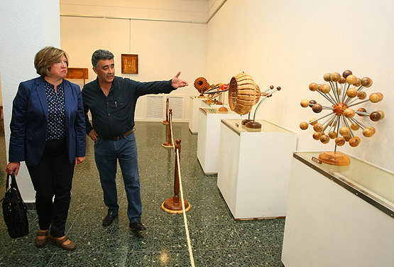 La concejala de Cultura del Ayuntamiento de Ponferrada, María Antonia Gancedo, junto al autor de la exposición 'Senderos', José Peréz Puerto, durante su inauguración
