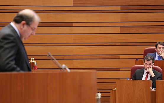 El presidente de la Junta de Castilla y León, Juan Vicente Herrera, en el atril observado por Luis Tudanca, portavoz del PSOE