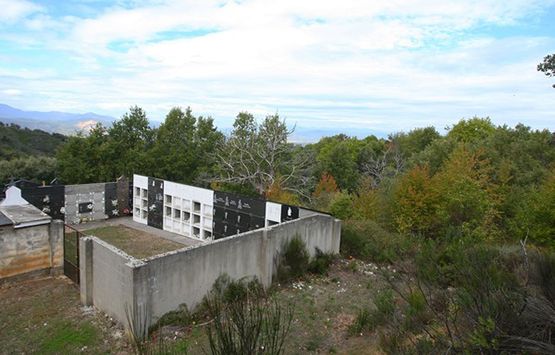 Zona del cementerio en San Juan de Paluezas (León), donde la pasada noche una persona recibió un disparo de escopeta realizado por su tío, y que le ha causado la muerte.