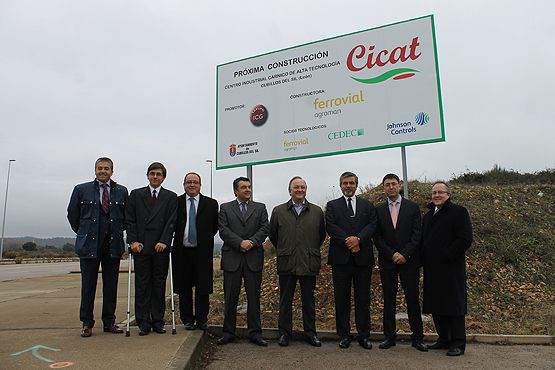 Los responsables de ICG ante el cartel del proyecto, hace un año
