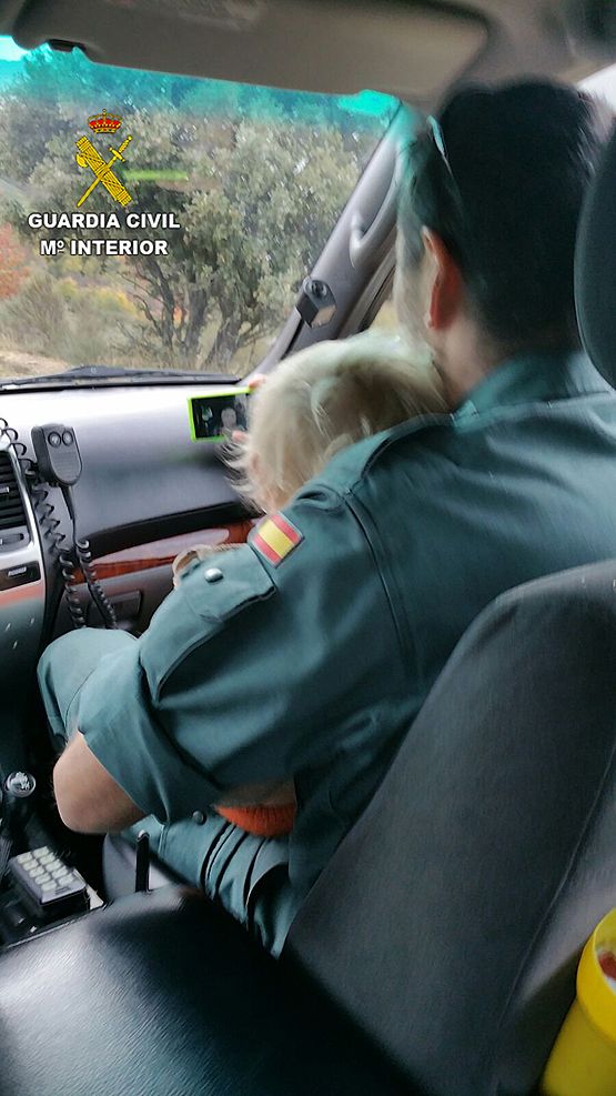 Un Guardia Civil con el pequeño tras el rescate
