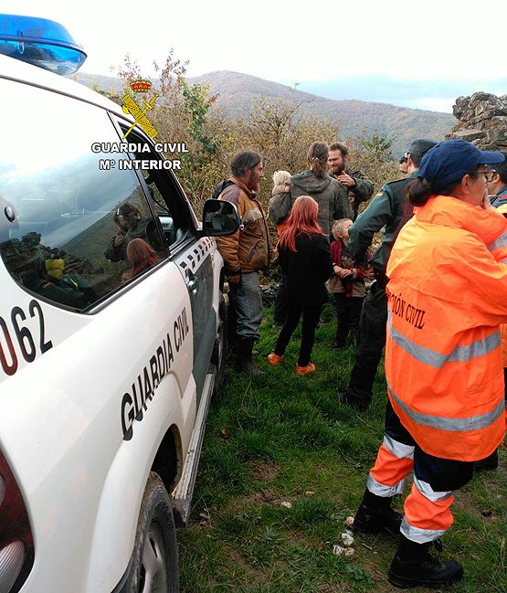 La familia recibe al pequeño por la Guardia Civil