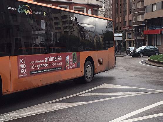 Los autobuses de Ponferrada ya anuncian la inminente apertura de Kiwoko.
