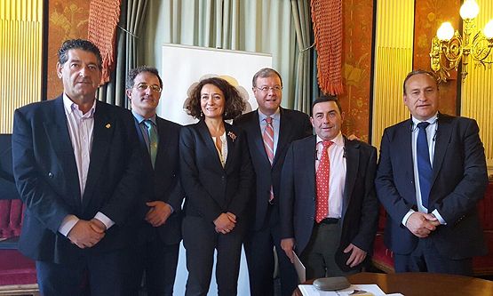 Molina y Ponferrada, con Alfonso Arias y Gloria Fernández, en el acto con otros alcaldes de la provincia