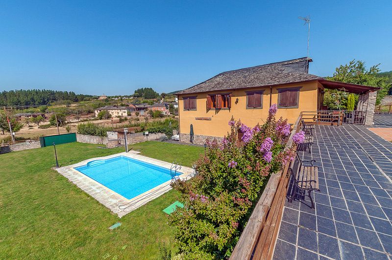 17 Vista exterior de la casa y el pueblo.