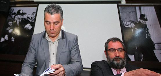 Santiago Macías, a la izquierda, junto a su abogado, Francisco Javier Álvarez / César Sánchez ICAL.