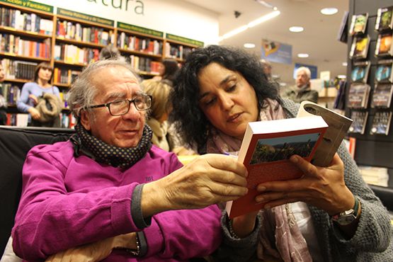 Gurriarán firmando un ejemplar de 'As mulleres do monte'.